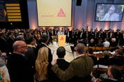 Die Sika-Länderchefs stehen zusammen: «We are not for sale». (Bild Stefan Kaiser)