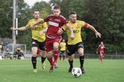Der zweifache Surseer Torschütze Elvis Bratanovic im Sandwich von zwei Bassecourt-Spielern. (Bild: Pius Amrein (Sursee, 17. September 2017))