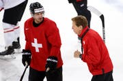 Nati-Trainer Glen Hanlon spricht zu Mark Streit. (Bild: Keystone)