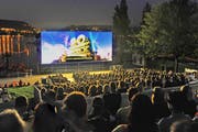 Grossleinwand beim Alpenquai direkt am See. (Bild: Maria Schmid / Neue LZ)