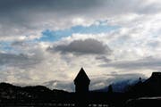 Blick auf Luzern: die Kapellbrücke unter dunkeln Wolken. (Bild: Urs Flüeler/Keystone (29. Oktober 2013))