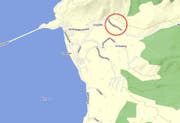 Die Satteleggstrasse (rot eingekreist) bei Willerzell am Sihlsee. (Bild: map.search.ch)