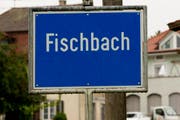 Die Ortstafel von Fischbach. (Bild: KEYSTONE/Sigi Tischler)