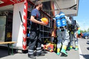 Die Einsatzkräfte der Chemiewehr machen sich für ihren Einsatz parat. (Bild: Zuger Polizei)