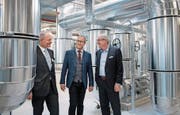 Bei der Eröffnung der neuen Energiezentrale im Littauerboden (von links): Swiss-Steel-CEO Carlo Mischler, EWL-CEO Stephan Marty und Regierungsrat Robert Küng. (Bild: Corinne Glanzmann (7. März 2018))