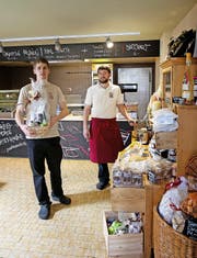 Ihre Pastarazzi Spezialitäten kommen auch in Stans an: Benito Omlin (links) und Silvan Rohrer. (Bild Corinne Glanzmann)