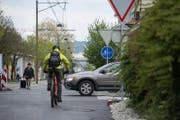 Auf dem "Velohighway" auf dem alten Zentralbahn-Trassee gibt es heikle Kreuzungen wo sich Velofahrer und Autofahrer schneiden. Das Bild zeigt diese Situation, fotografiert in Richtung Neubad. (Bild: Dominik Wunderli (Luzern, 20.April 2017))
