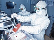 Herstellung von Kymriah in der Novartis-Fabrik in Morris Plains (New Jersey). Forscher waschen die modifizierten T-Zellen. (Bild: PD)