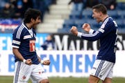 Die Luzerner Dario Lezcano, links, und Remo Freuler, rechts, feiern das 2:0 beim Fussball Super League Meisterschaftsspiel zwischen dem FC Luzern und dem FC Aarau. (Bild: Keystone)