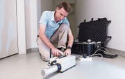 Radon-Experte Christian Ruckstuhl mit einem Gerät zur Messung der Radon-Konzentration. (Bild: PD)