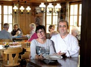 Roland und Irène Haldi vom «Ochsen» in Littau, mit einem Teller hausgemachter Ochsenschwanzsuppe.Bild: Nadia Schärli (7. Oktober 2016)