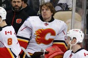 Jonas Hiller, hier im Dress der Calgary Flames, kehrt in die Schweiz zurück. (Bild: AP / Gene J. Puskar)