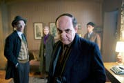 Luis Gnecco (Mitte) als Pablo Neruda in «Neruda». (Bild: outnow.ch/PD)