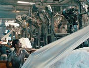 Eine von vielen eindrücklichen Szenen aus einer indischen Textilfabrik im Dokfilm «Machines». (Bild: Filmcoopi)