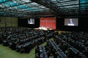 Die Generalversammlungen der Raiffeisen, wie hier in der Waldmannhalle in Baar, stehen in diesem Jahr unter speziellen Vorzeichen. (Bild: Stefan Kaiser (21. März 2017))