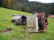 Das landwirtschaftliche Geländefahrzeug und der Güllentankwagen nach dem Unfall. (Bild Kantonspolizei Schwyz)