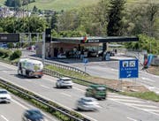 Autobahnraststätten dürfen künftig Alkohol ausschenken. Auf dem Bild: Die Raststätte St. Katharina Süd auf der A14 bei Inwil. (Bild: Pius Amrein (5. Mai 2017))