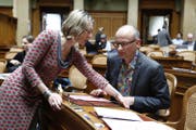 Maya Graf (Grüne / BL) zeigt Michael Töngi seinen Platz im Nationalrat. (Bild: Peter Klaunzer / Keystone (Bern, 12. März 2018))