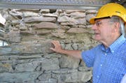 Beat Fischer, Präsident des Stiftungsrates für den Erhalt der Museggmauer, zeigt auf die Löcher im Turm, die aufgefüllt werden müssen. (Bild: Luca Wolf / Neue LZ)