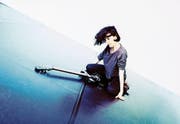 Irina Lorez spielt mit ihrem Körper Gitarre. Bild: PD