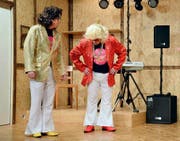 Beni Nyffeler und Erwin Rogger im Stück «Disco Forever». Bild: Yvonne Imbach (Neudorf, 7. November 2016)
