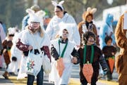 Die Spielgruppe Drachenäschtli Dierikon präsentierte an der Dörflifasnacht das Motto «Hase». (Bild: Corinne Glanzmann (19. Februar 2017))