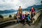 Die Luzerner Märchenerzählerinnen beim Fotoshooting am Vierwaldstättersee. (Bild: Roger Gruetter / Neue LZ)