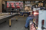 Nicolai Bättig schweisst in der Shiptec-Werft ein Gehäuse für die Hydraulikanlage der neuen Bürgenstockbahn. (Bild: Nadia Schärli (Luzern, 26. April 2017))