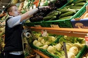 Regale auffüllen, auf Kunden warten: Der längere Freitags-Verkauf in Coop-Filialen im Kanton Zug – hier in Steinhausen – lohnt sich noch nicht. (Bild Werner Schelbert/Neue ZZ)