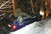 Das Auto landet im Tobel. (Bild: Kapo SZ)