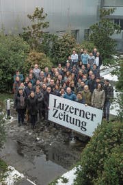Print- und Online-Redaktion der «Luzerner Zeitung» freuen sich auf viele spannende Geschichten. Fotografiert im Innenhof des LZ-Gebäudes (Bild: Dominik Wunderli (20. Dezember 2017))