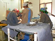 Urs Hug (links), der beim Luzerner Kantonsspital angestellt ist, während einer Operation in Äthiopien. (Bild: PD)