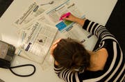 Eine Frau auf Stellensuche. (Bild Dominik Wunderli)