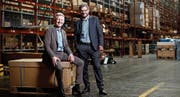 Thomas Schmuckli, Verwaltungsratspräsident von Bossard (links), und Beat Grob, Verwaltungsratspräsident der Kolin-Holding, im Logistikzentrum von Bossard. (Bild: Stefan Kaiser (Steinhausen, 19. Juni 2017))