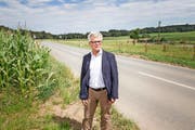 Gemeinderat Cornelius Müller aus Hitzkirch missfallen die Pläne der Regierung, die den 2 Kilometer langen Strassenabschnitt zwischen Müswangen (Bild) und der Kantonsgrenze umklassieren will. (Bild Manuela Jans-Koch)