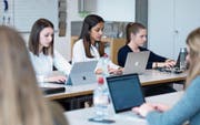Bleistifte und Schreibblöcke sieht man im KBZ eher selten auf den Tischen: Hier wird digital gearbeitet. (Bild: Maria Schmid (Zug, 1. Februar 2018))