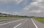 Der Unfall ereignete sich auf der A2, Fahrtrichtung Süden, bei Uffikon. (Bild: Google Maps)