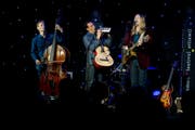 The Wood Brothers: rechts Sänger Oliver, links sein «kleiner Bruder» Chris, in der Mitte Jano Rix als ausserfamiliäre Verstärkung. (Bild Corinne Glanzmann)