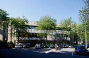 Für die Fertigstellung der Fassaden- und Umgebungsarbeiten müssen 14 Parkplätze entlang der Coop-City-Fassade temporär aufgehoben werden. (Bild: Archiv Stefan Kaiser / Neue ZZ)