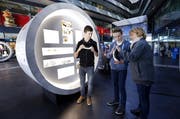 Besucher informieren sich in der Zuger Bahnhofshalle über die Ausstellung. (Bild Werner Schelbert)