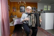 Bereit für seinen grossen Auftritt am diesjährigen Heirassa-Festival: René Wicky (74) bei sich zu Hause in Oberägeri. (Bild Werner Schelbert)