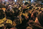 Demonstranten stossen in Kiew auf Polizisten. (Bild: EPA/Viktor Koshkin)
