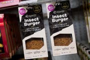 Die im Coop erhältlichen «Insect Balls» und die «Insect Burger» werden vom Start-up Essento hergestellt. (Bild: Gabriele Putzu/Keystone/TI-Press (Lugano, 21. August 2017))