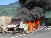 Der Lieferwagen in Vollbrand.
