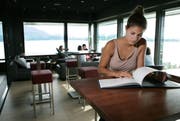 Die Skylounge hat tagsüber offenbar zu wenig Besucher. (Archivbild Werner Schelbert / Neue ZZ)