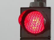 Vor der Ampel eingeschlafen: Die Polizei weckte den Autofahrer (Symbolbild) (Bild: Keystone)
