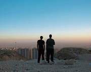 Das DJ-Duo Blade & Beard: Arash und Anoosh (rechts) blicken auf Teheran. (Bild: Filmstill «Raving Iran»)