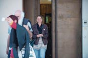 Lisa Bosia Mirra (Bildmitte) vor dem Bundesstrafgericht in Bellinzona. (Bild: Samuel Golay/TI-Press)