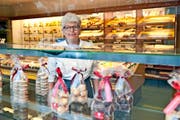 Seit Jahrzehnten ist Rösli Emmenegger die treue Seele in der Bäckerei Hug in Meggen. Ende Juni schliesst die Filiale. (Bild Boris Bürgisser)