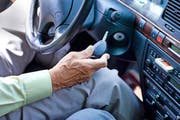 Auch im Kanton Zug erhalten Senioren künftig erst nach dem 70. Geburtstag das Aufgebot zur Fahreignungsprüfung. (Bild: Keystone/Gaetan Bally)